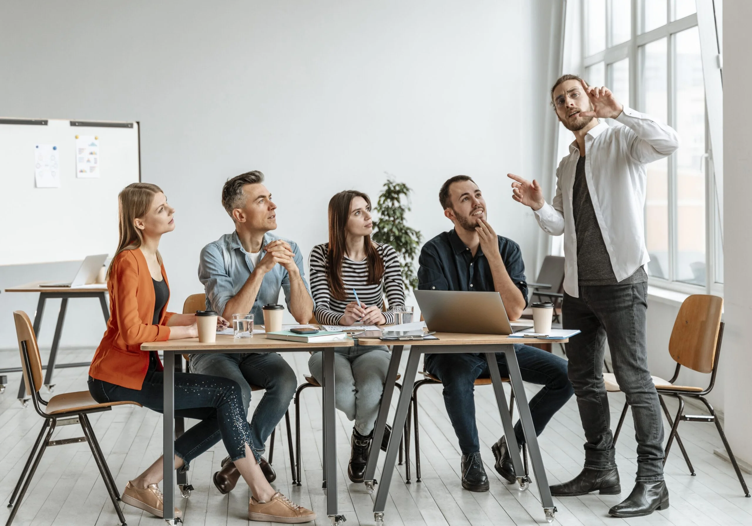 businesspeople-meeting-office-working (3)